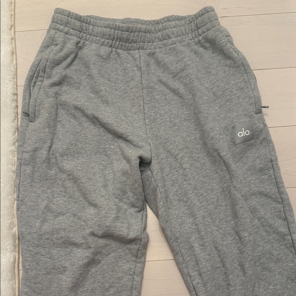 ALO Yoga women’s  grey sweatpants